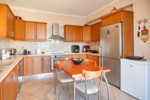 Køkken eller tekøkken på Villa Tzintzola + 17 billeder