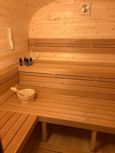 een sauna met een houten bad en een emmer bij Ferienparadies Vogelsbergliebe in Grebenhain +40 foto's