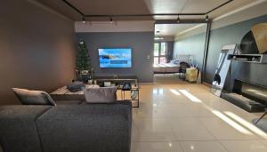 uma sala de estar com sofá e lareira em Oceans Deep at Lagoon Terrace - Knysna! em Knysna