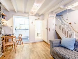 een woonkamer met een bank en een tafel bij Pebble Cottage - Uk32243 in Aberdyfi