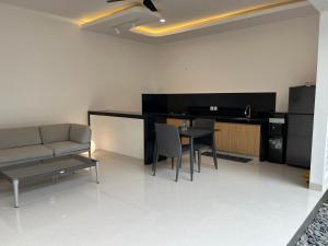 een woonkamer met een bank en een tafel bij Honeymoon Villa canggu in Sempidi