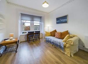 una sala de estar con un sofá y una mesa en Apartment near Glasgow Airport, en Paisley