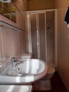 Et badeværelse på 4 Bedrooms 2 Suites Balcony City View Flat + 13 billeder