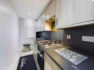 una cocina con estufa y encimera en Apartment near Glasgow Airport, en Paisley