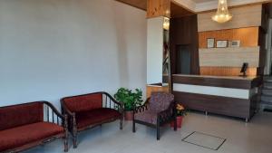 Posezení v ubytování Hotel Lords Regency - Connected to Mall Road