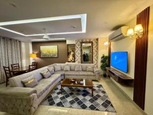 Una televisión o centro de entretenimiento en 2 Bedroom Executive Suite in DHA Phase 8 Near Allama iqbal airport