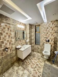 Koupelna v ubytování 2 Bedroom Executive Suite in DHA Phase 8 Near Allama iqbal airport