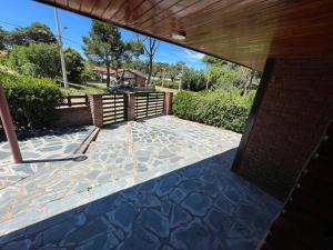 een uitzicht op een terras met een hek bij Chalet del Sur in Villa Gesell