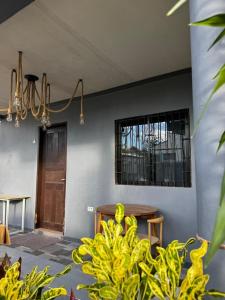 Zimmer mit einem Tisch und einem Kronleuchter in der Unterkunft Uchi in Sampong