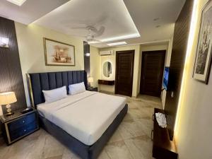 Postel nebo postele na pokoji v ubytování 2 Bedroom Executive Suite in DHA Phase 8 Near Allama iqbal airport