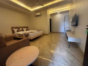 Телевизор и/или развлекательный центр в GOLDEN VISTA RESORT - 10 Minute From Mayapur Temple