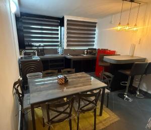 The Reset في غراند بايَ: مطبخ مع طاولة وكراسي في الغرفة