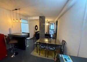 The Reset في غراند بايَ: غرفة معيشة مع طاولة وبيانو +9 صور