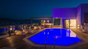 カラマタにあるElektra Roof Top Suiteの夜の家屋のデッキにあるスイミングプール +46枚の写真