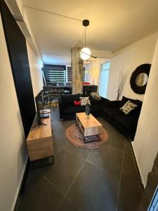 The Reset في غراند بايَ: غرفة معيشة مع أريكة سوداء وطاولة