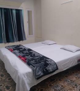 Postel nebo postele na pokoji v ubytování ganga kashi niwas