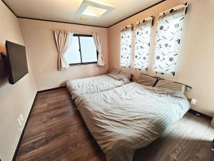 En eller flere senge i et værelse på Osaka Lodge Midori - Designer House by Mitsui Home