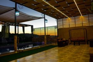 Η ανατολή ή δύση του ηλίου όπως φαίνεται από αυτό το σαλέ ή από εκεί κοντά