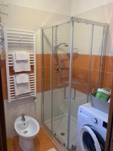 Regal beach في كاورلي: حمام مع دش ومرحاض ومغسلة +صورتان