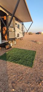 an rv parked in the middle of a field at مخيم السراي الشتوي in ‘Ibrī