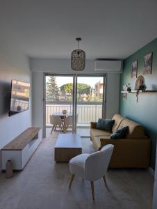 Μια τηλεόραση ή/και κέντρο ψυχαγωγίας στο T2 douillet à Cagnes - Accès plage à pied