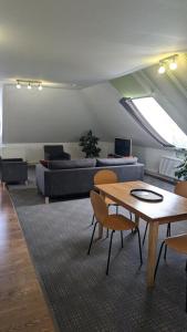 L apartamentai su nemokamu parkingu في شياولياي: غرفة معيشة بها طاولة وأريكة