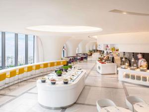 un restaurante con línea de buffet en un edificio en ibis Styles Ambassador Seoul Yongsan, en Seúl