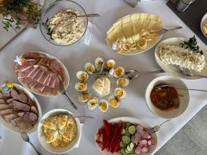 Jídlo v penzionu nebo okolí + 38 fotografií