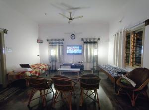 TV a/nebo společenská místnost v ubytování Anava Farms