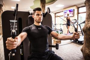 Posilňovňa alebo fitness centrum v ubytovaní Hotel Partizán