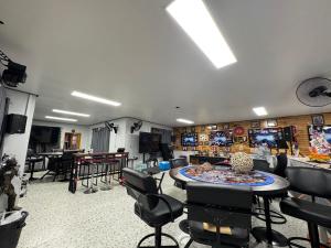 een speelkamer met een tafel en stoelen en een biljarttafel bij Saensuk stay in Ban Wang Thong