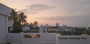 ein Blick auf eine Stadt mit Palmen und Gebäuden in der Unterkunft Aravindh's Chendur HomeStay in Tiruchchendūr