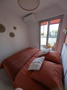 Ένα ή περισσότερα κρεβάτια σε δωμάτιο στο T2 douillet à Cagnes - Accès plage à pied