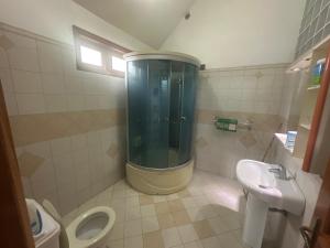 Et badeværelse på Tripura Residence