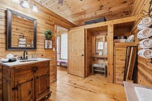 City on a Hill at Spring Creek في فريدريكسبيرغ: حمام كابينة خشب مع حوض ومرآة +203 صور