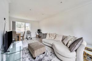 een woonkamer met een bank en een tv bij The Escape in Swindon