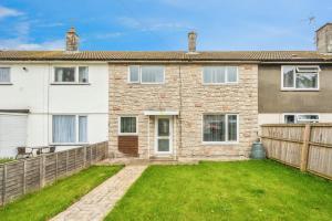 een stenen huis met een tuin ervoor bij The Escape in Swindon