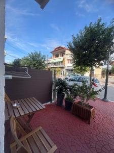 Storks apartments في كورينوس: فناء فيه جلسة واشجار ومبنى