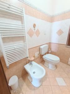 PERLA VERDE Rooms and parking في Case Nuove: حمام مع مرحاض ومغسلة +44 صورة