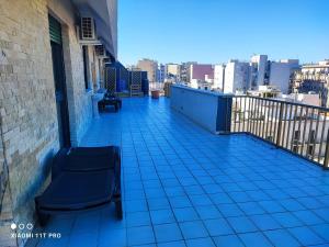 La quintessenza في مونوبولي: شرفة ذات أرضية من البلاط الأزرق في مبنى +9 صور