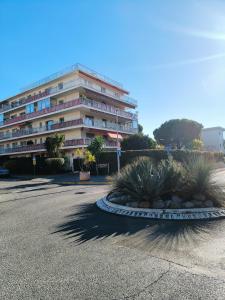a parking lot with a large apartment building at T2 cosy proche de Nice - a 2 min à pied de la plage in Cagnes-sur-Mer