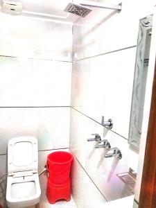une salle de bains avec toilettes, lavabo et miroir dans l'établissement Hotel Golden Time, à Karnal