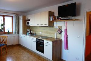 Køkken eller tekøkken på Ferienwohnung Haus Elisabeth, Roßfeldalm