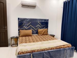 En eller flere senge i et værelse på Bhariya town karachi villa