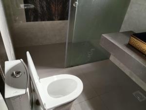 Et badeværelse på Bhariya town karachi villa