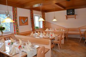 Ski In-Ski Out - Gästehäuser Saalbach-Hinterglemm - Wallegghof Christianhof 레스토랑 또는 맛집