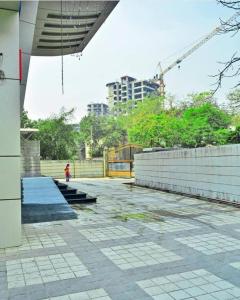 ムンバイにあるHotel AI inの横歩道を歩く者