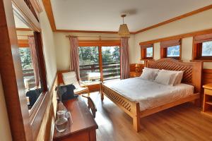 Una cama o camas en una habitación de Petrohue Lodge 59 fotos más