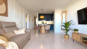 ein Wohnzimmer mit Sofa und Tisch in der Unterkunft CASA BLANCA Port Royale - heated pool, ocean view, fibre net in Los Cristianos
