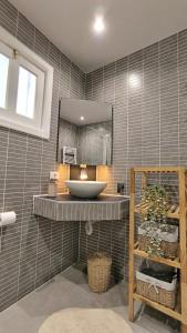 ein Badezimmer mit Waschbecken und Spiegel in der Unterkunft CASA BLANCA Port Royale - heated pool, ocean view, fibre net in Los Cristianos